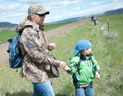 Melissa Griffiths with her son Mason puts up fence markers. (D. Richie, SGI)